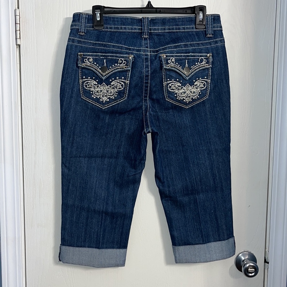 Roz&Ali Jean capris with design on front pocket and back pockets like new - Picture 4 of 5